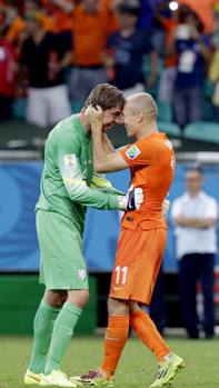 Krul festeggiato da Robben. Ap